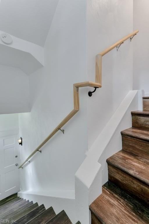 220 E Randall Ave - Photo 2 of 34