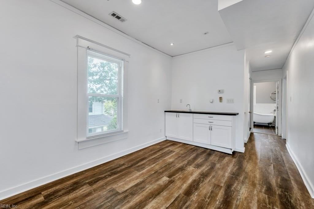 220 E Randall Ave - Photo 7 of 34
