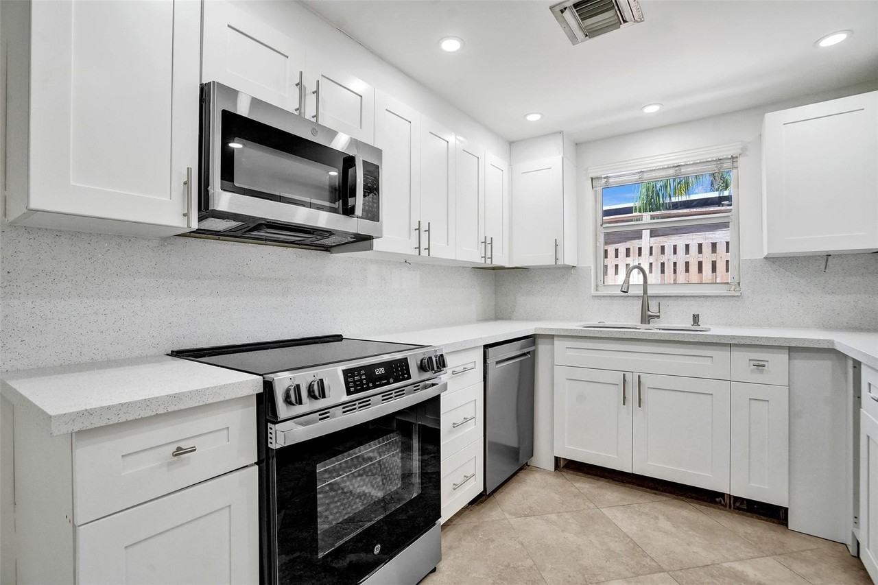 2802 Ne 15th Ave - Photo 4 of 28