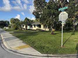 featured image of 1725 N Lakeside Dr