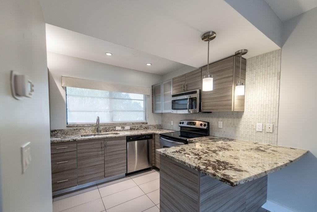 64 Isle Of Venice Dr #22 - Photo 4 of 21