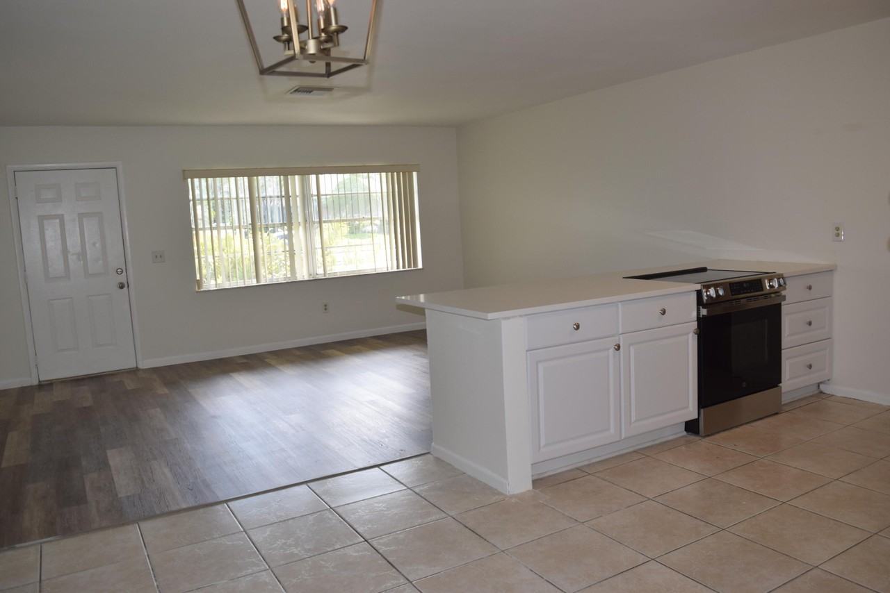 1881 Se Airoso Blvd - Photo 4 of 21