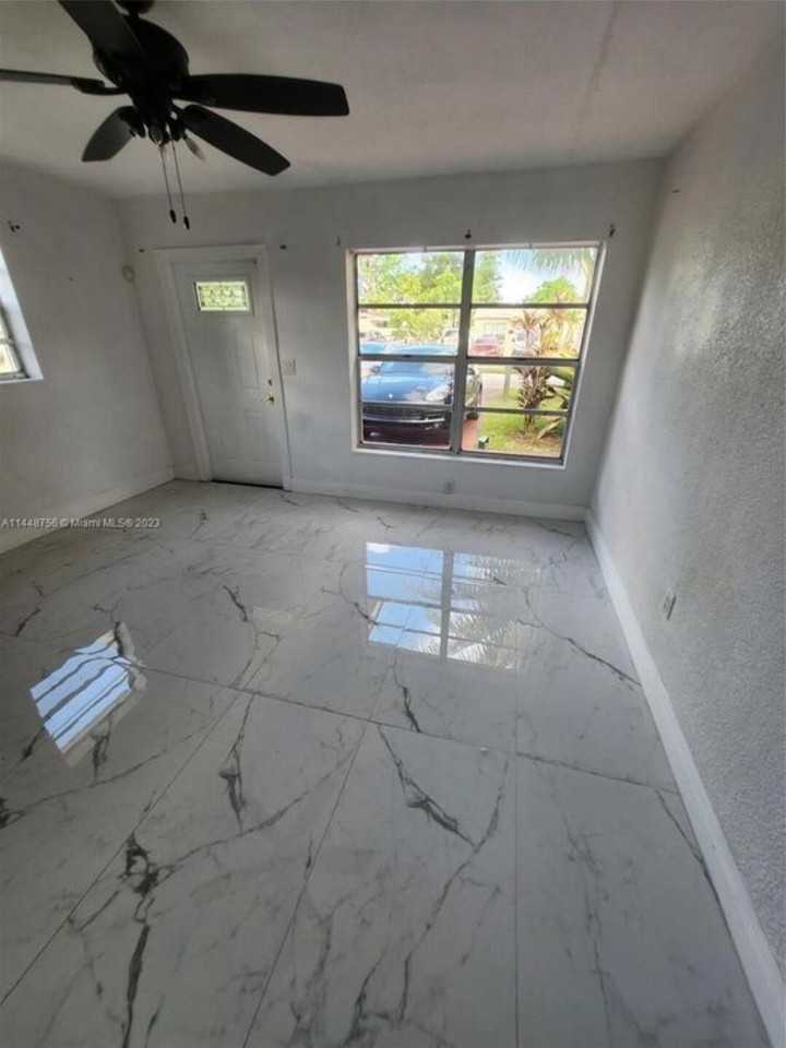 1420 N 70th Ave - Photo 2 of 9