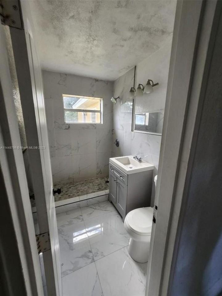 1420 N 70th Ave - Photo 3 of 9