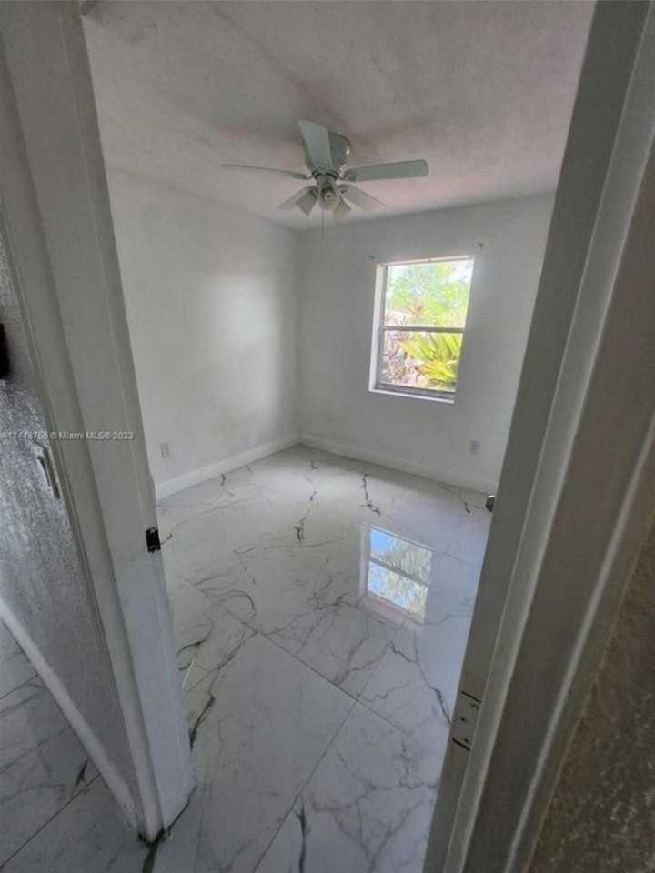 1420 N 70th Ave - Photo 4 of 9
