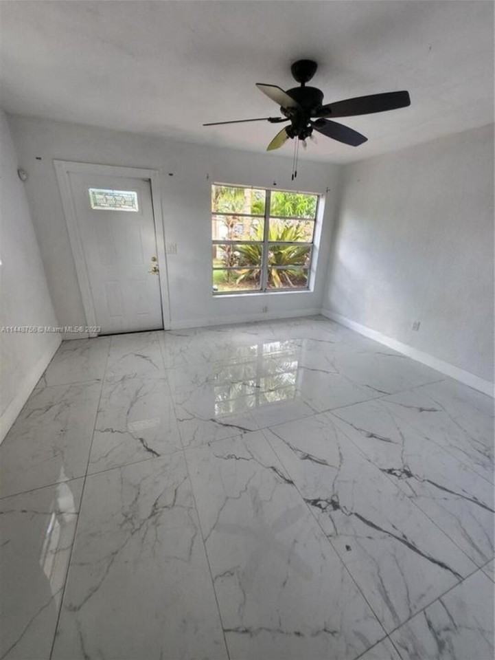 1420 N 70th Ave - Photo 5 of 9