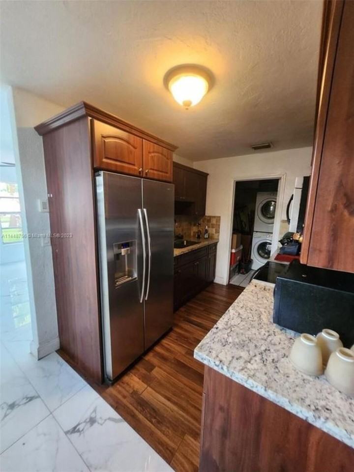 1420 N 70th Ave - Photo 6 of 9