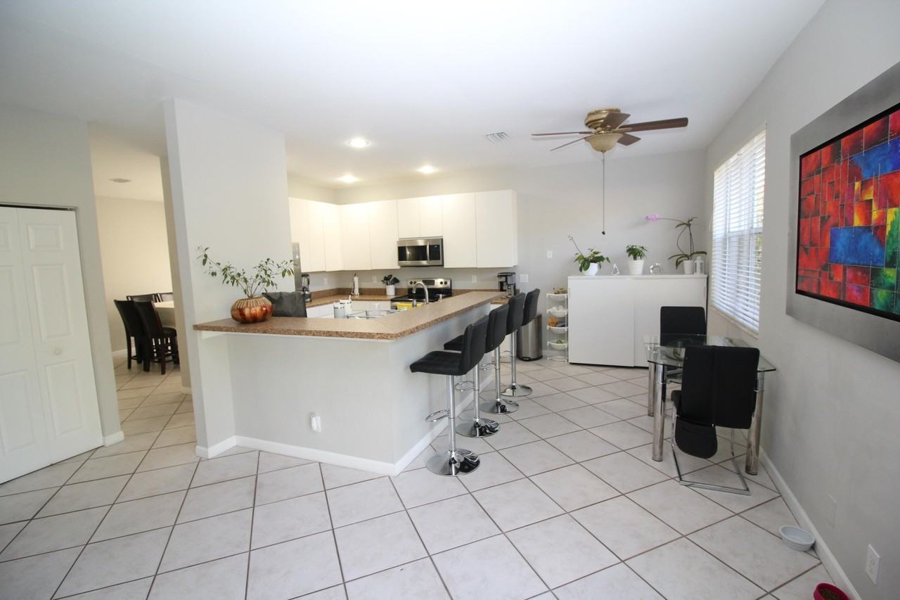 1396 Banyan Way - Photo 5 of 21