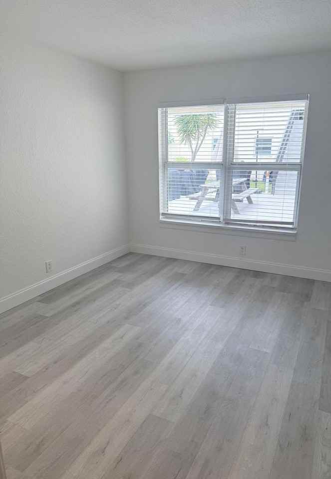 1913 Ne 4th St #1-9 - Photo 6 of 11