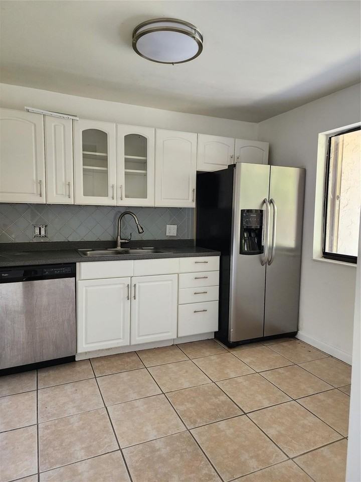 390 Racquet Club Rd #204 - Photo 4 of 9