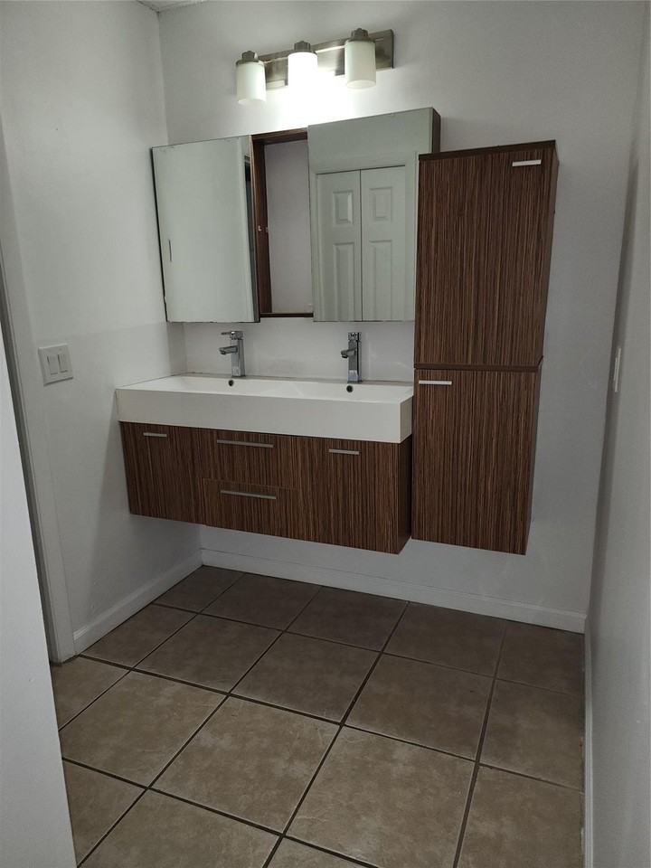 390 Racquet Club Rd #204 - Photo 7 of 9