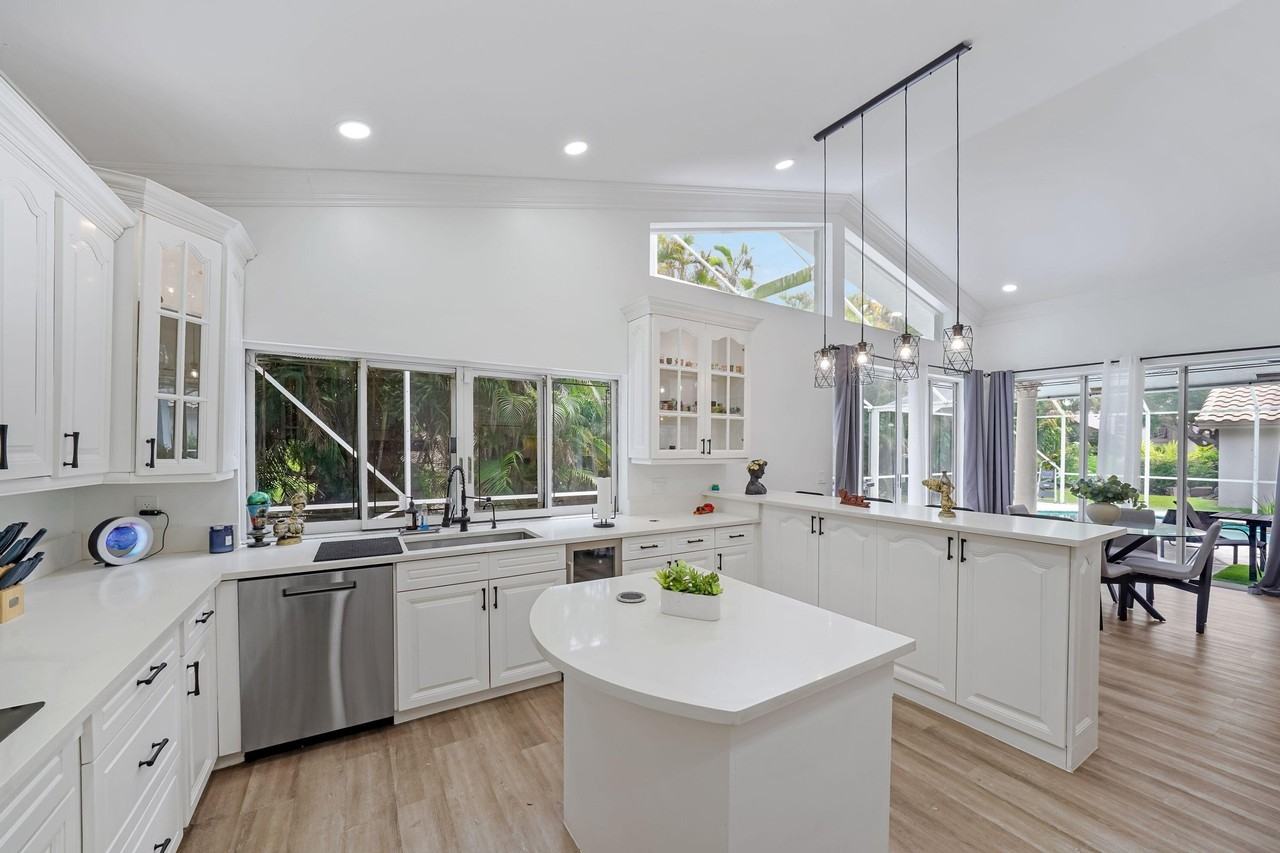 12499 Classic Dr - Photo 5 of 49