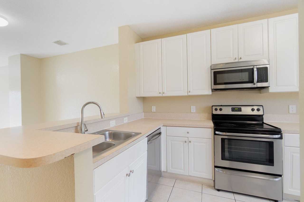 1718 Ne 6th St - Photo 4 of 28