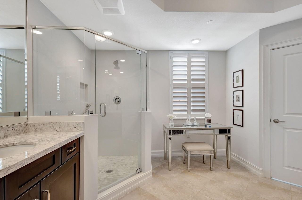 444 Bay Colony Dr N - Photo 6 of 30