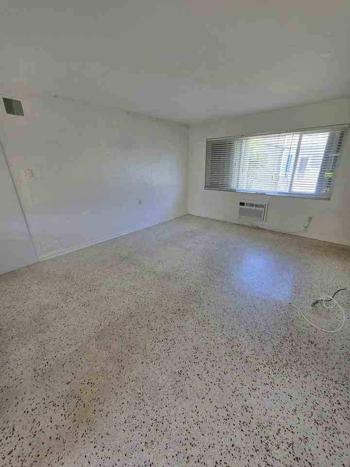 1216 Cabana Rd #1A - Photo 4 of 9