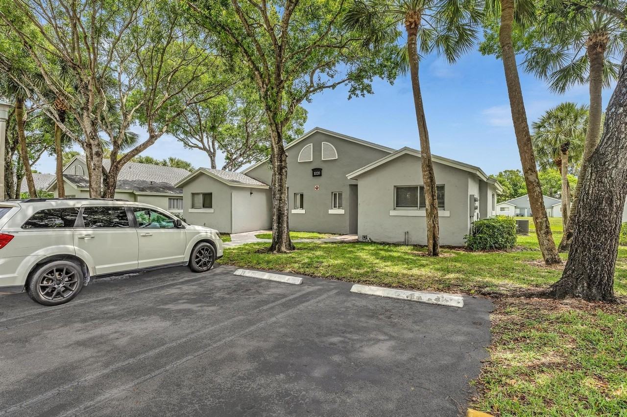 1020 Lake Victoria Dr #B - Photo 4 of 50