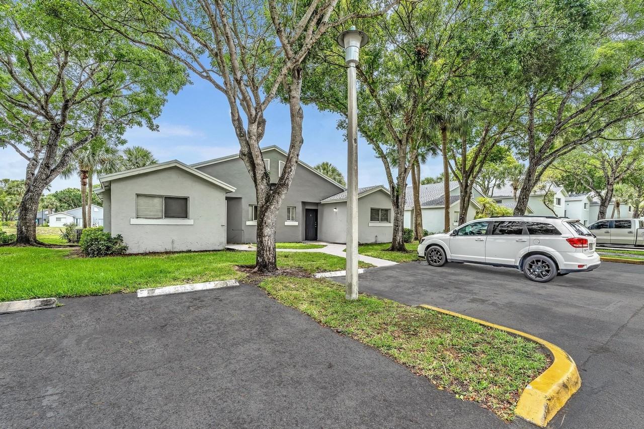 1020 Lake Victoria Dr #B - Photo 5 of 50