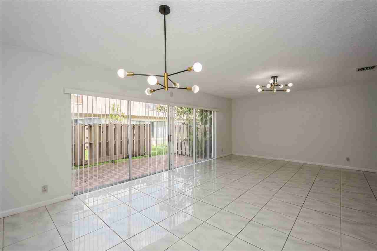 8208 Nw 8th Pl - Photo 5 of 34