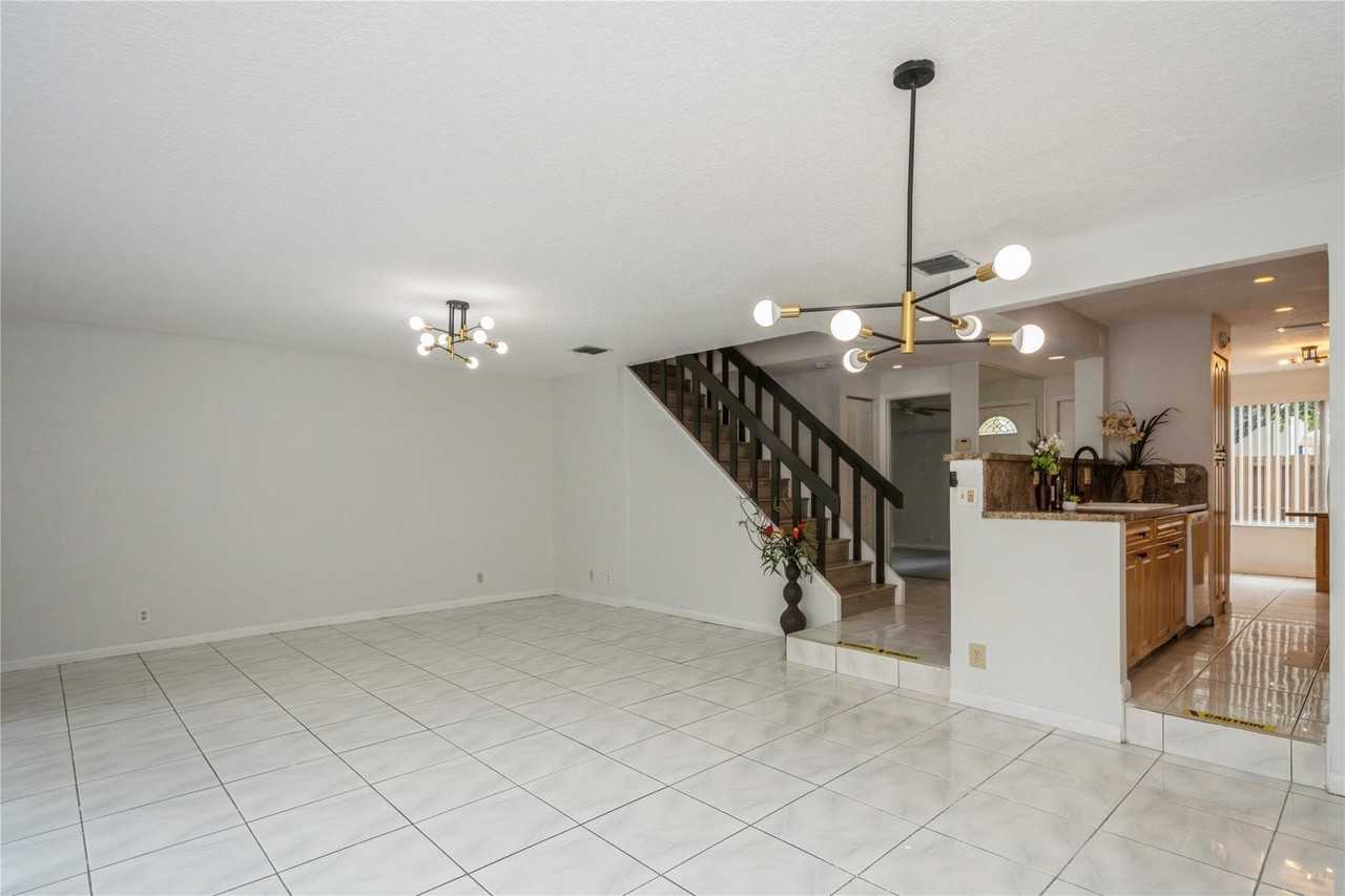 8208 Nw 8th Pl - Photo 6 of 34