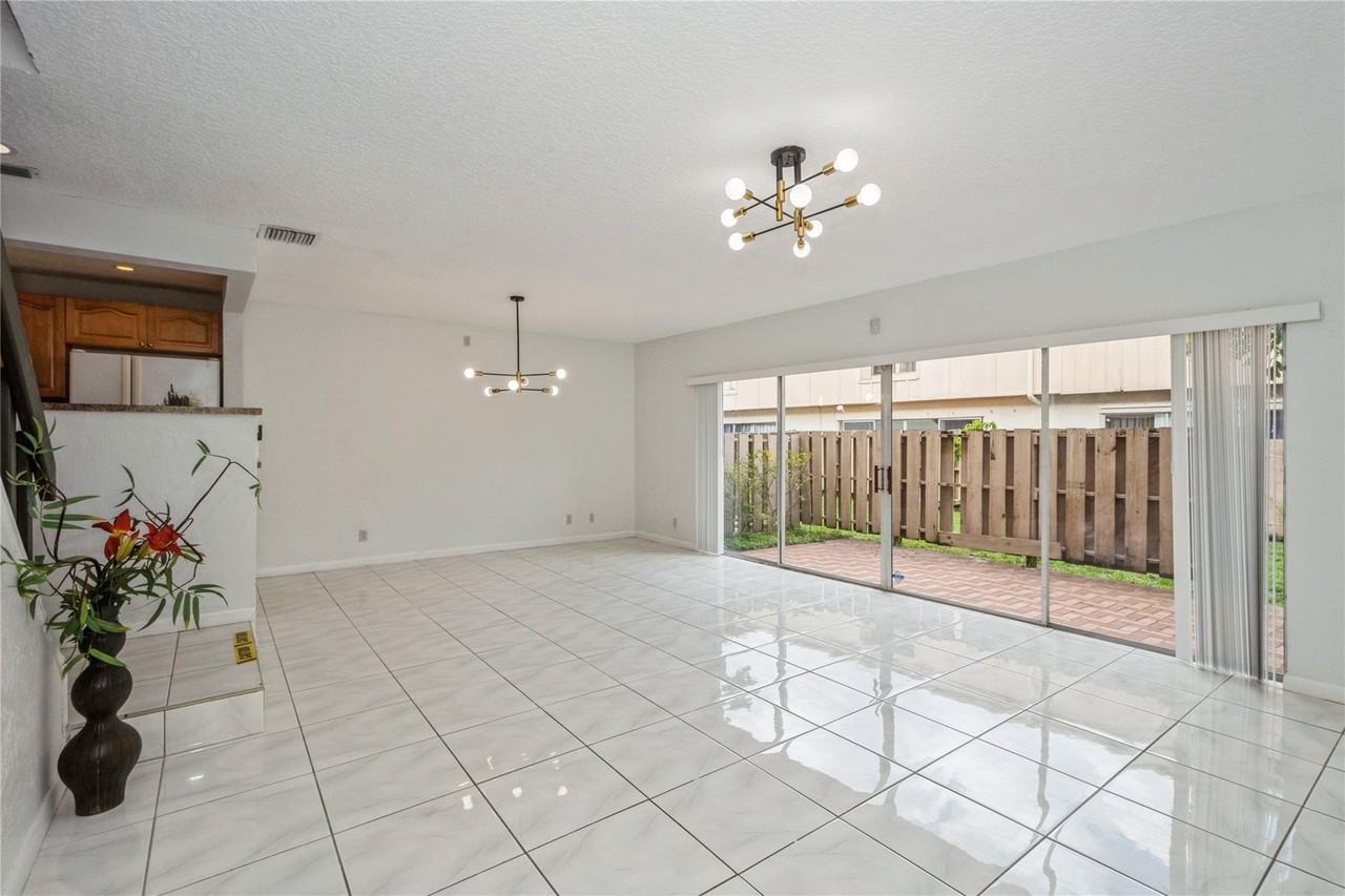 8208 Nw 8th Pl - Photo 7 of 34