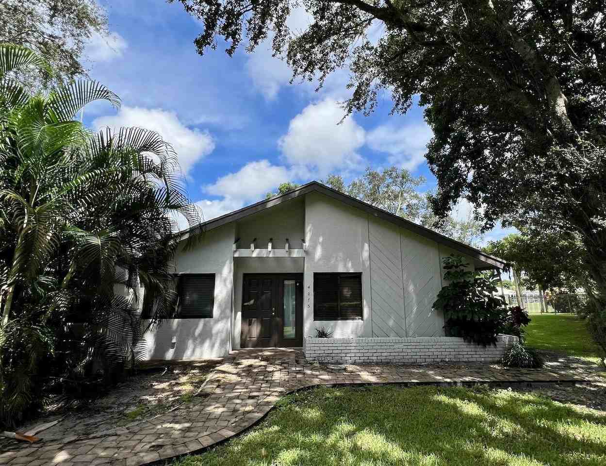 4075 Palm Forest Dr N - Photo 2 of 26