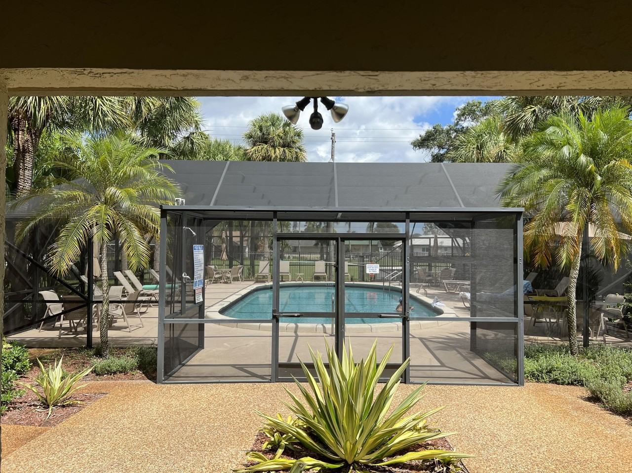 4075 Palm Forest Dr N - Photo 5 of 26