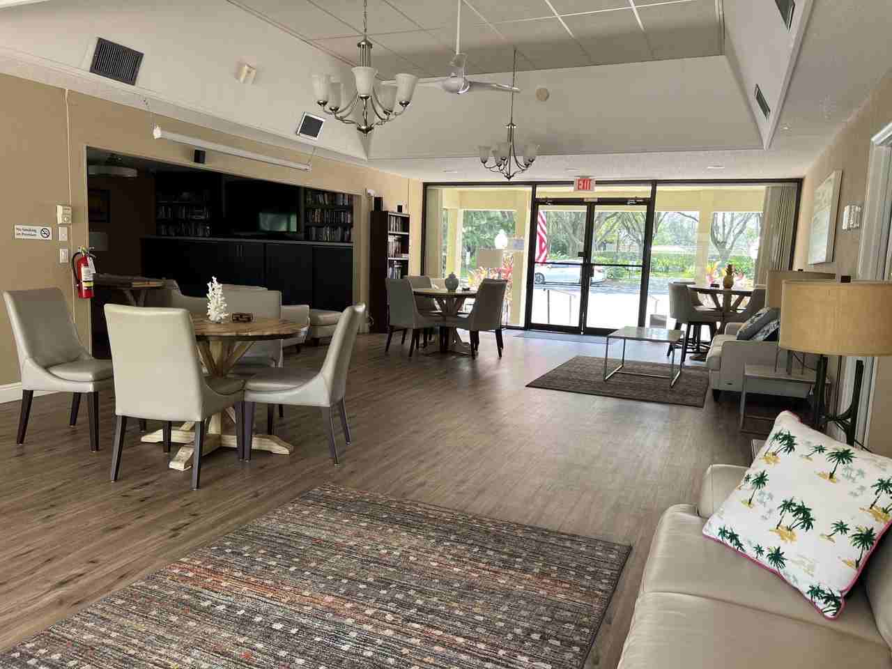 4075 Palm Forest Dr N - Photo 7 of 26