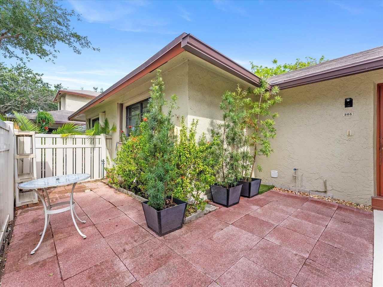 1821 Ne 40th Ct #305 - Photo 3 of 23