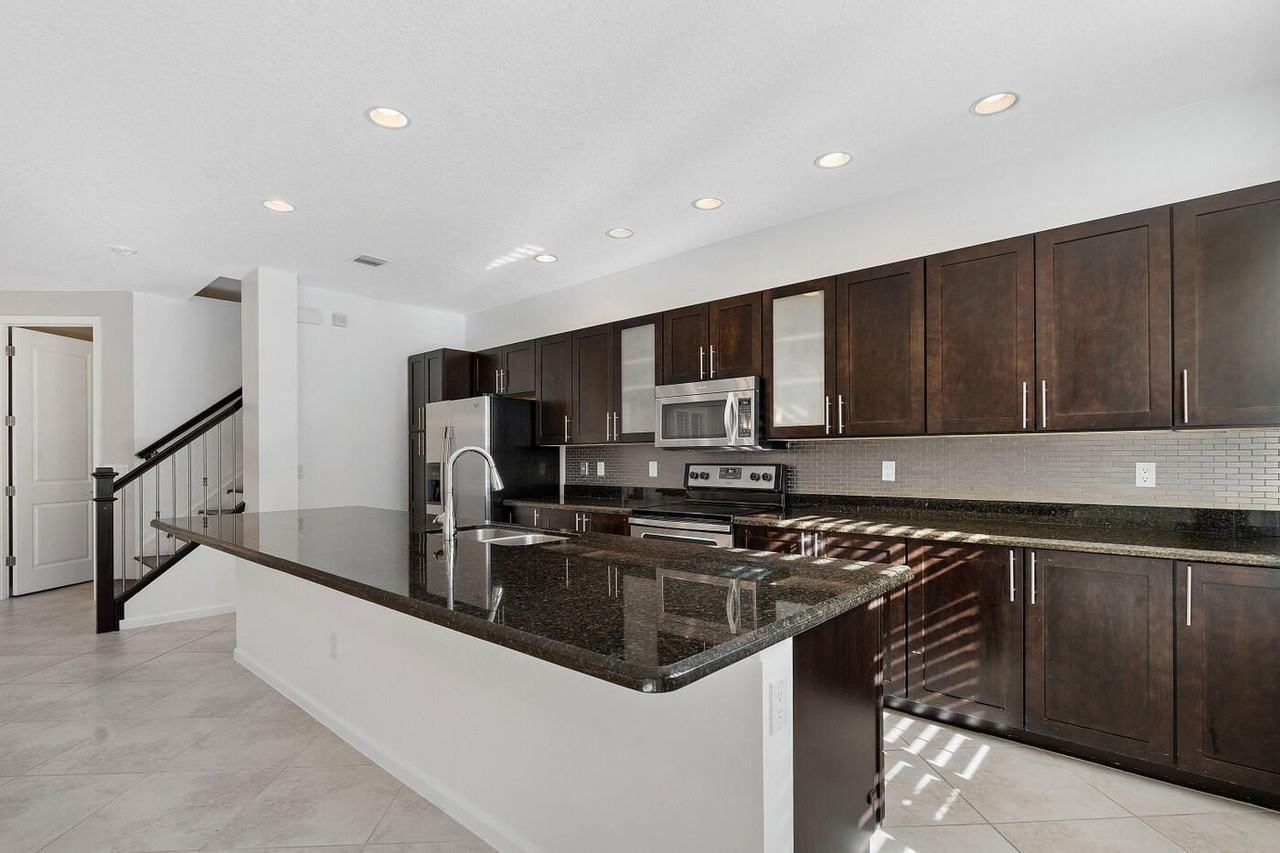 4872 Nw 16th Ter - Photo 5 of 21