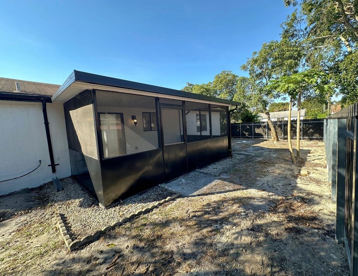 1049 Grandview Cir - Photo 4 of 44