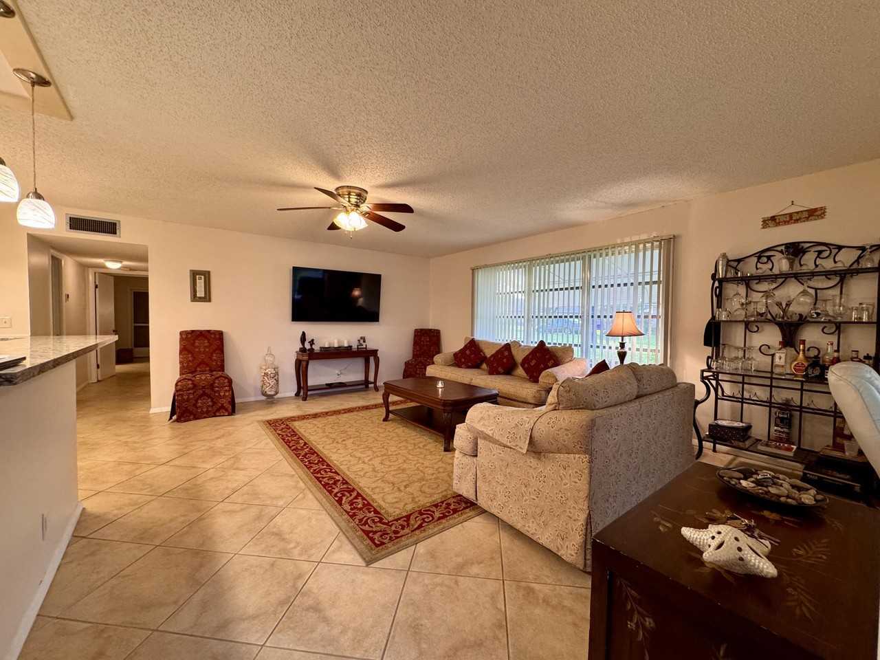 1252 Club Dr W #D - Photo 4 of 23
