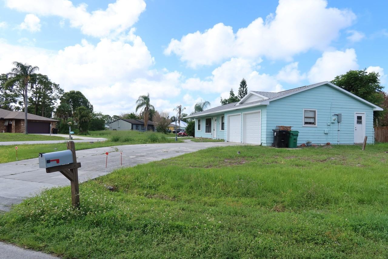601 Se Polynesian Ave - Photo 2 of 30
