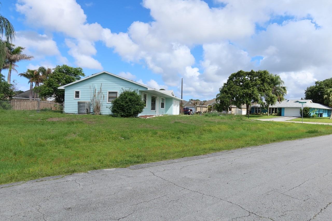 601 Se Polynesian Ave - Photo 3 of 30