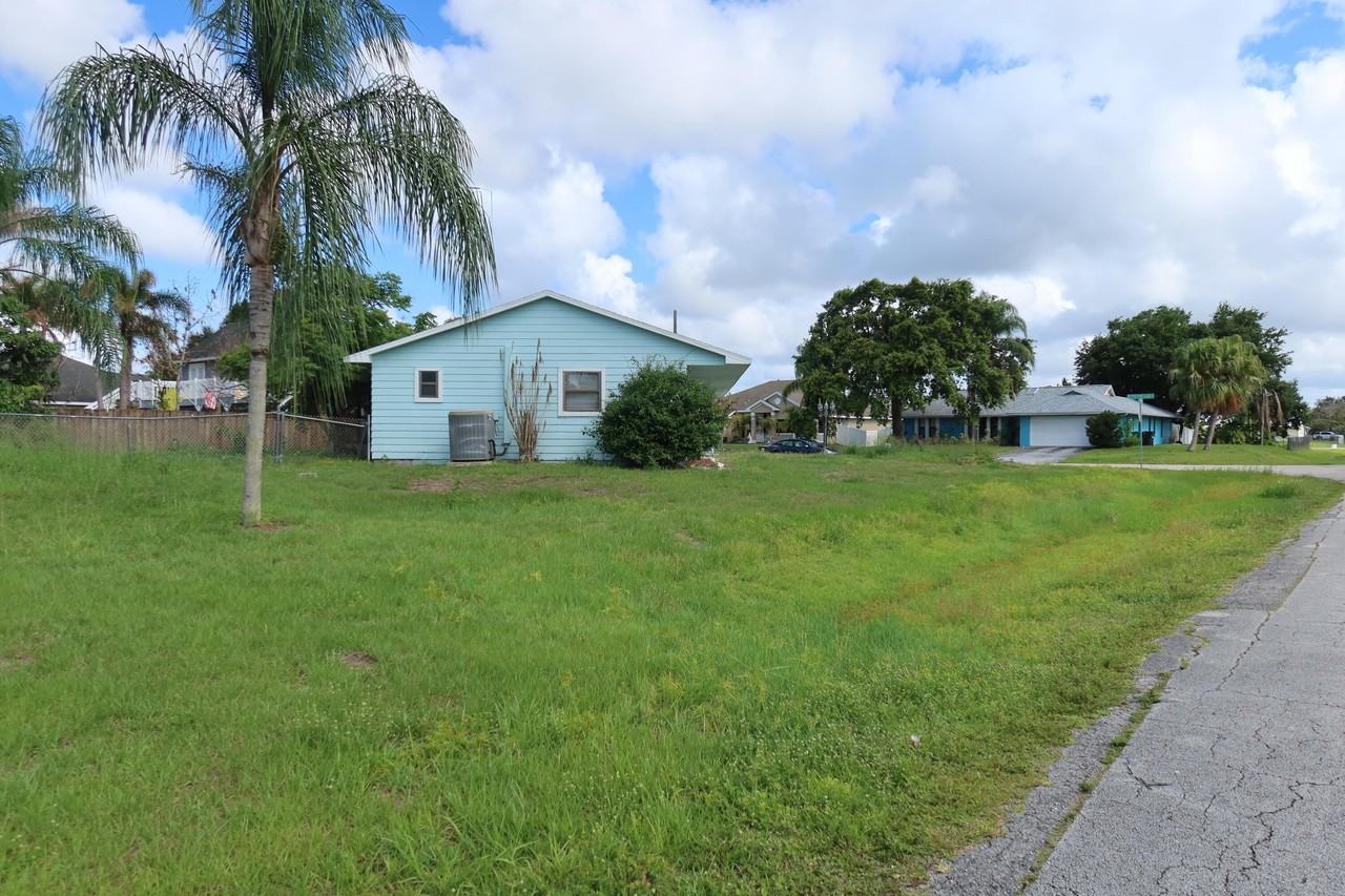 601 Se Polynesian Ave - Photo 4 of 30