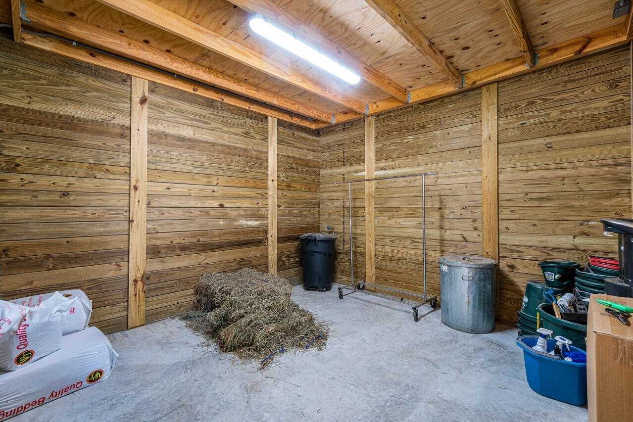1835 Stallion Dr - Photo 4 of 35