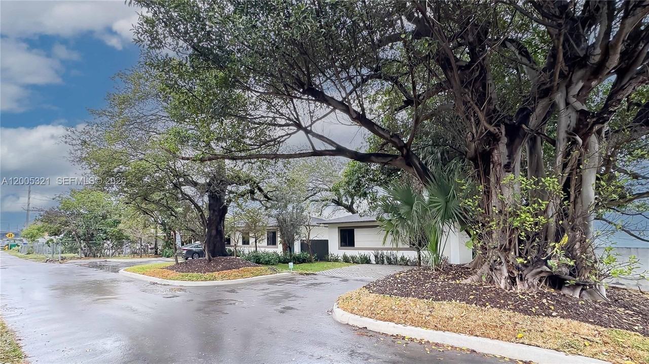 4517 Nw 3rd St - Photo 2 of 8