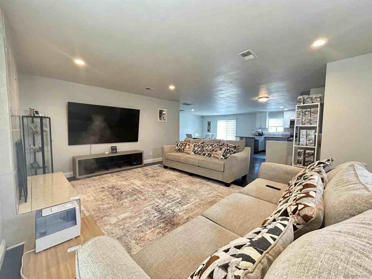 1121 Grand Ave - Photo 4 of 18