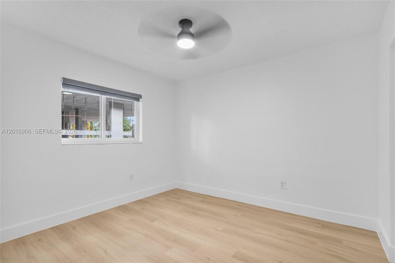 13880 Ne 20th Pl #2 - Photo 3 of 8