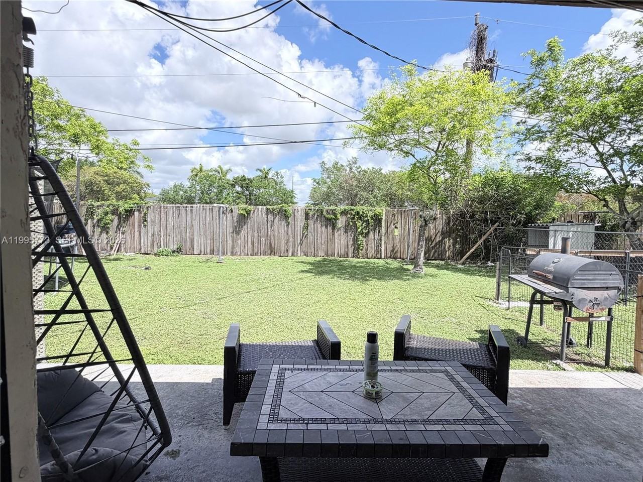 954 Nw 14th St - Photo 3 of 8