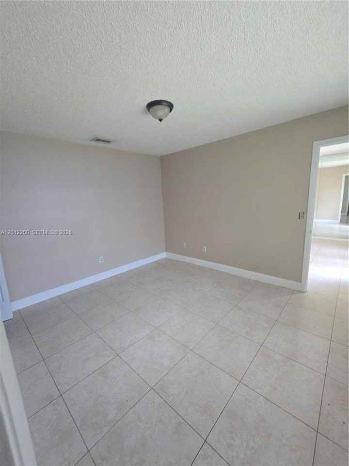 1630 Sandpiper Blvd - Photo 5 of 8