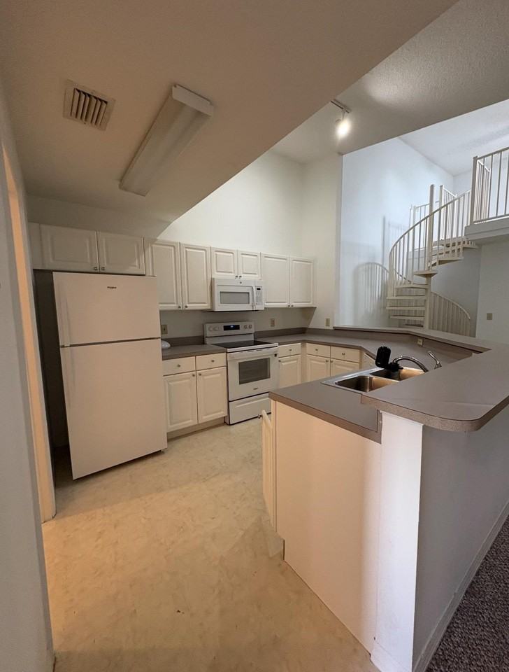 17201 Harbour Vista Cir - Photo 2 of 11