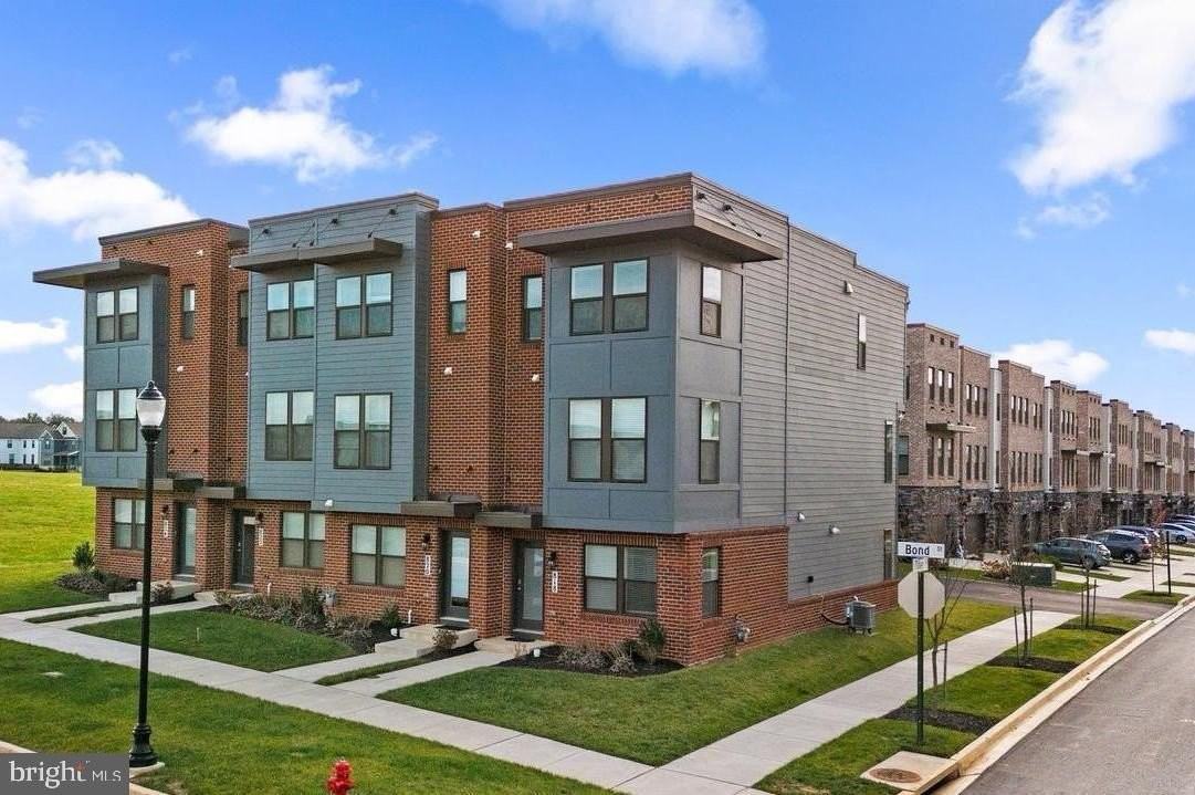 818 Bond St - Photo 2 of 34
