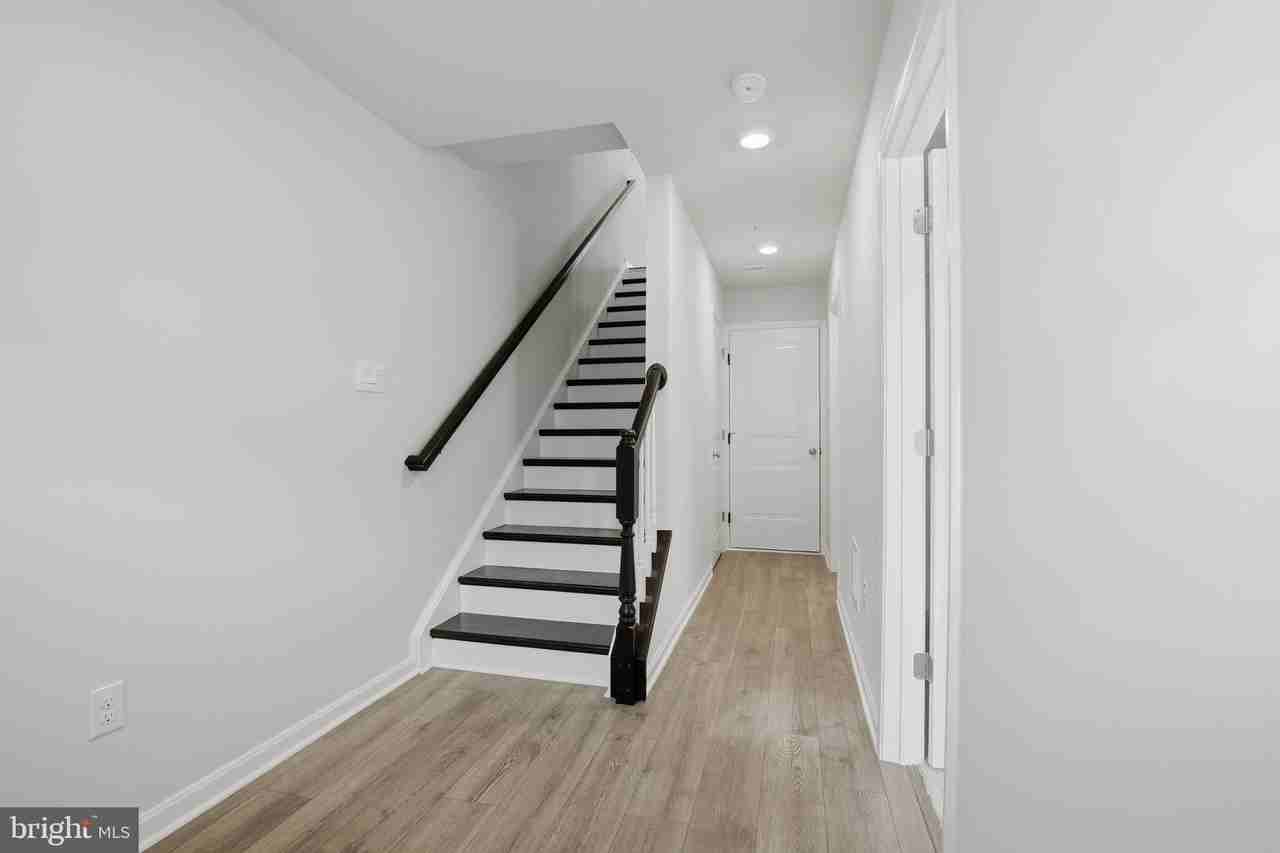 818 Bond St - Photo 4 of 34