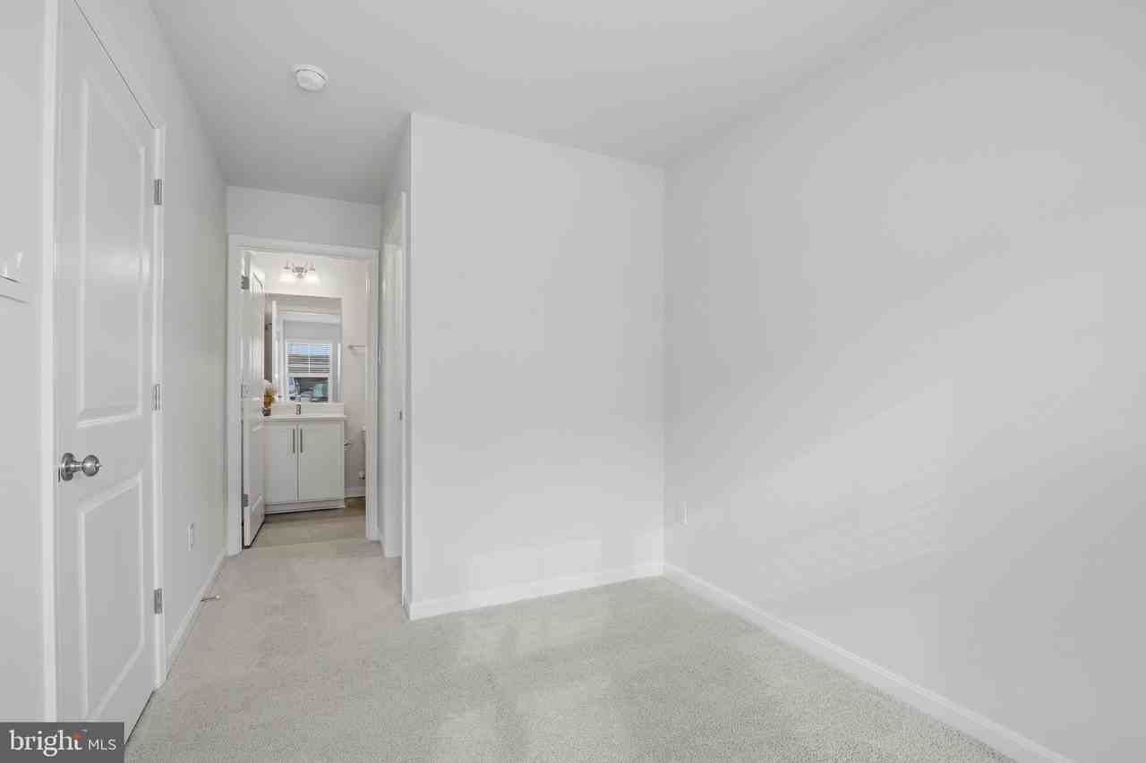 818 Bond St - Photo 5 of 34