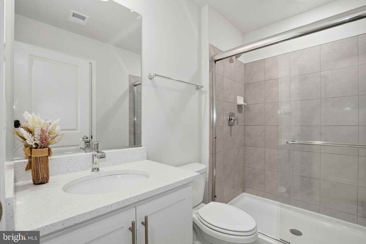 818 Bond St - Photo 6 of 34