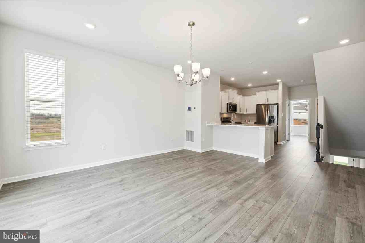 818 Bond St - Photo 7 of 34