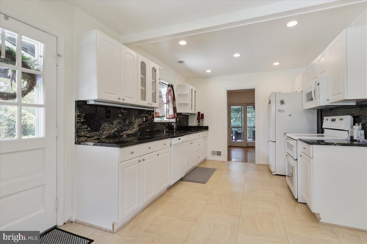 1397 Canterbury Way - Photo 2 of 22