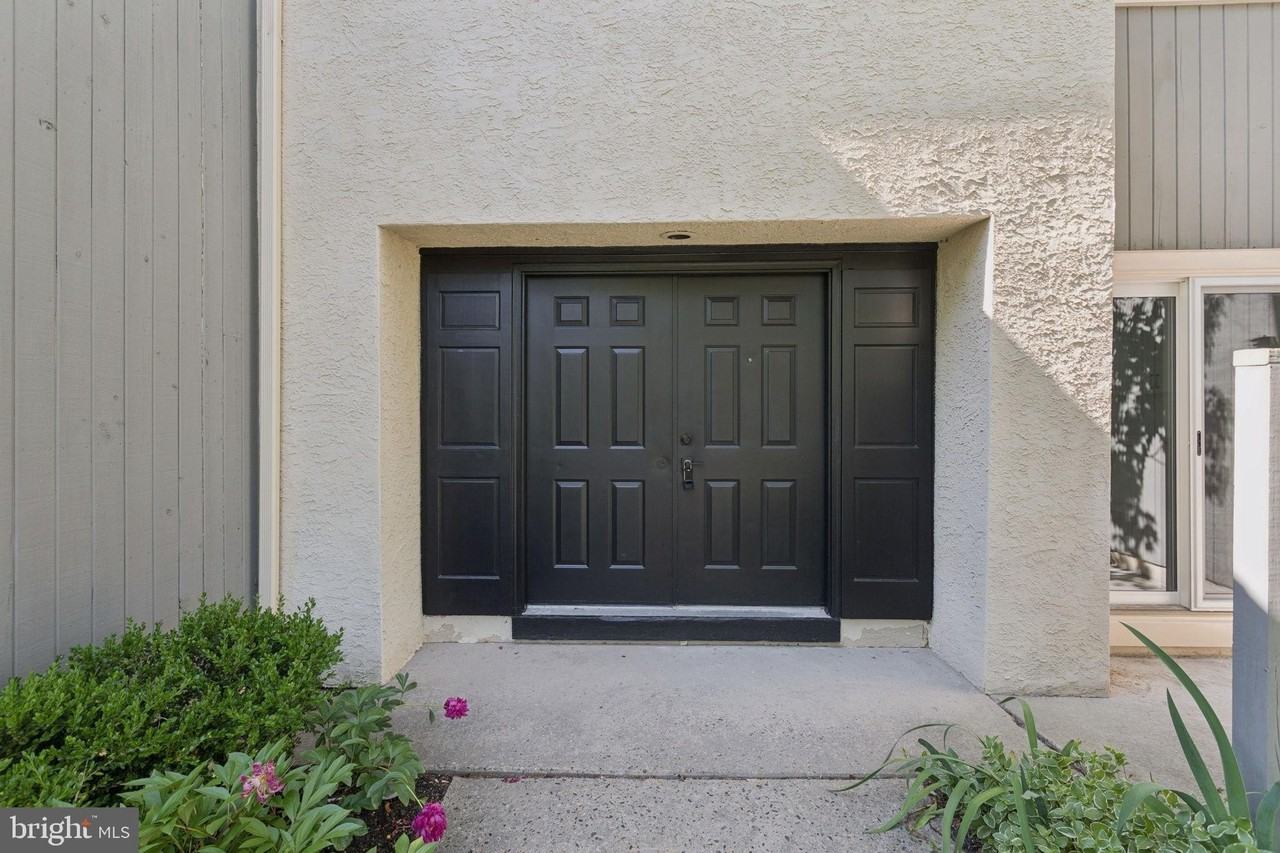 911 Chanticleer - Photo 4 of 39