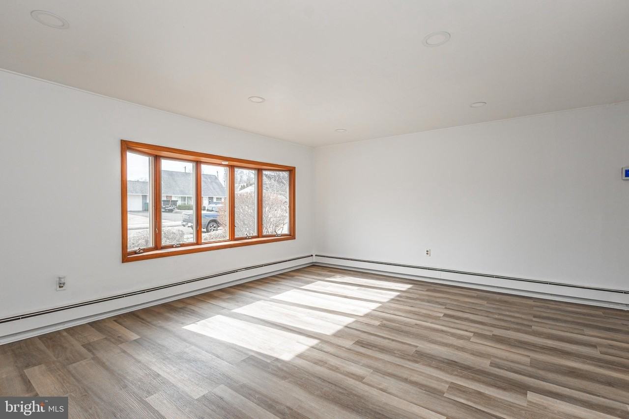 131 Hedge Rd - Photo 3 of 22