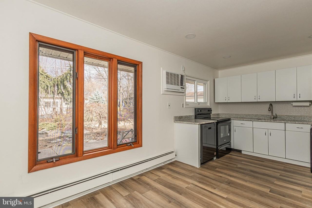 131 Hedge Rd - Photo 6 of 22